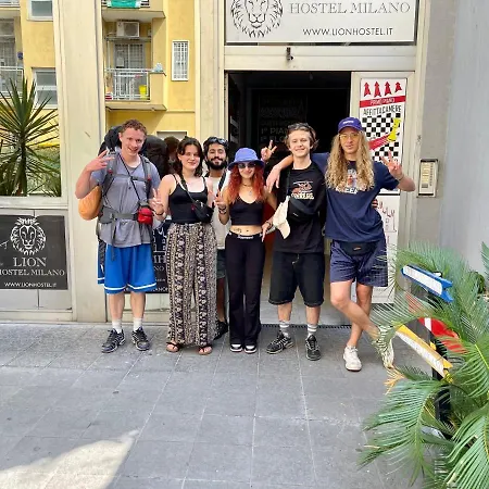 Lion & Youth אכסניה *