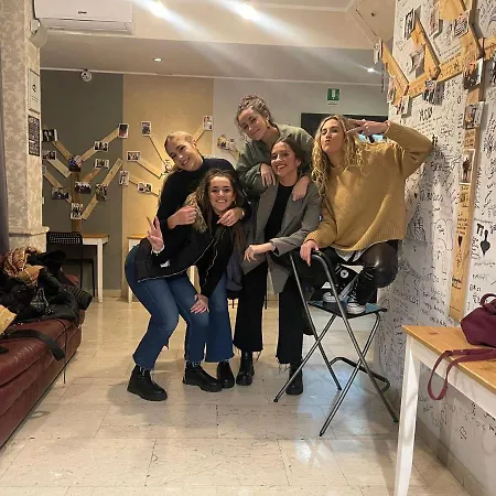 Lion & Youth אכסניה *