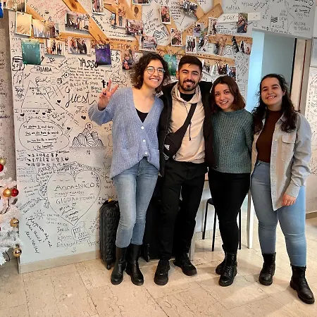 Lion & Youth אכסניה *