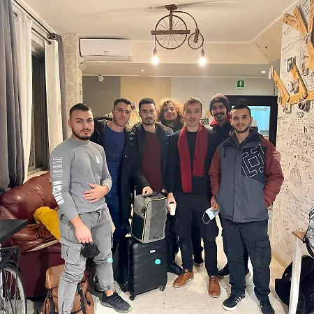 Lion & Youth אכסניה