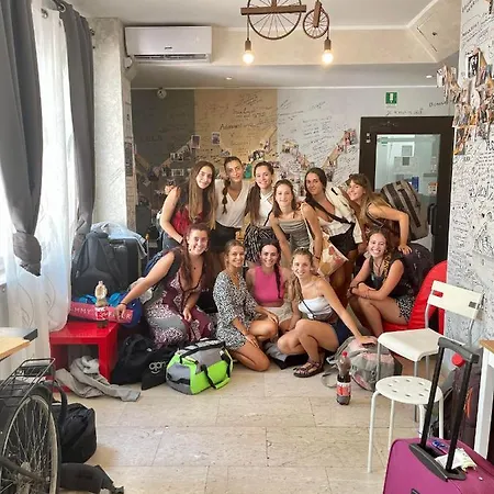 Lion & Youth אכסניה