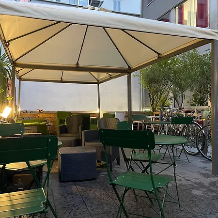 אכסניה Lion & Youth