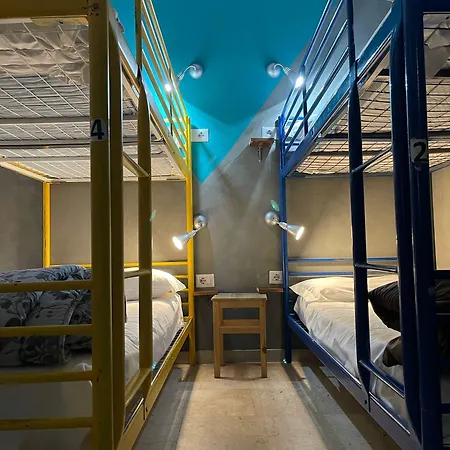 Lion & Youth אכסניה