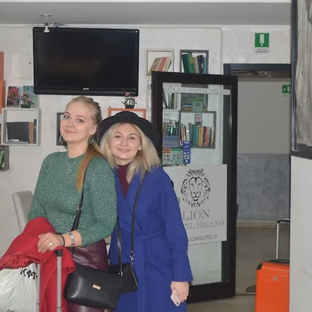 Lion & Youth אכסניה *