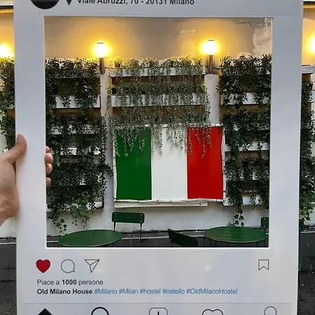 Lion & Youth אכסניה *