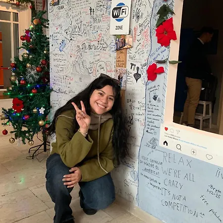 Lion & Youth אכסניה *