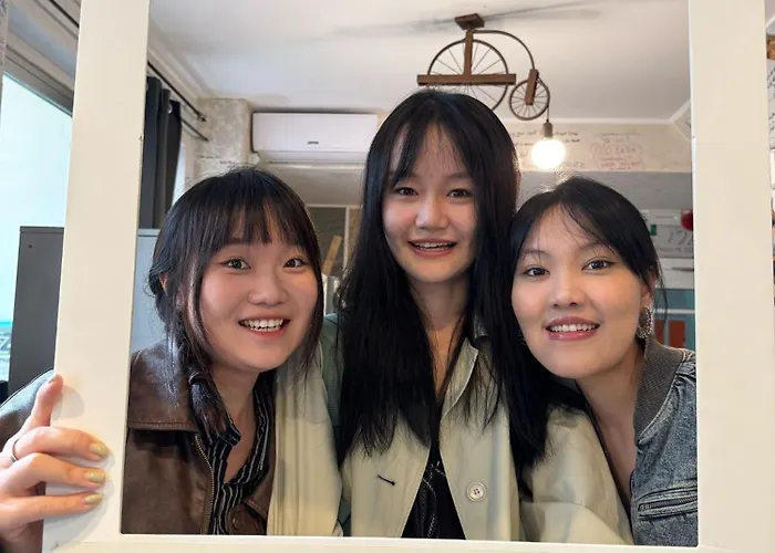 Lion & Youth Hostel *